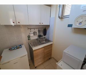 a small kitchen with a sink and a counter at Lo SCRIGNO in San Giorgio Montagna