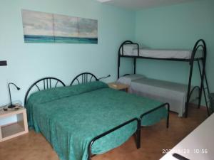 Un dormitorio con dos camas y una mesa con lámpara. en De Gama 2, en Marina di Ragusa 12 fotos más