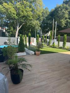 un patio con macetas en un parque en Casa Fontain, en Sant Cugat del Vallès