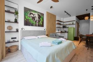 Katil atau katil-katil dalam bilik di Bali Vibes in Georgia,Premium Studio with Forest View & Beach Access