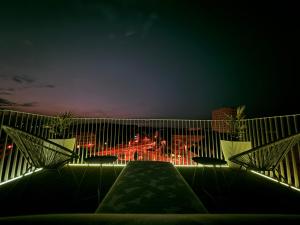 Blick auf die Stadt in der Nacht mit Lichtern in der Unterkunft designAparts - I - Penthouse mit Dachterrasse in Bayreuth