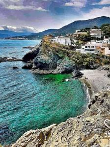 a view of a beach with buildings and the ocean at Can Pau Llanca Sf Parascheva in Llança