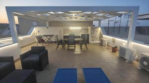 balcón con sala de estar, mesa y sillas en Appartamento Dolceluna, en San Vito lo Capo 16 fotos más