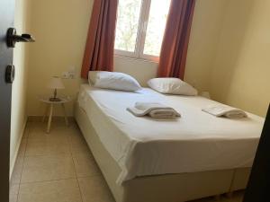 A bed or beds in a room at Cavo Plako Villas