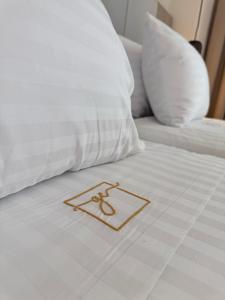 Postel nebo postele na pokoji v ubytování Golden Coast Suites