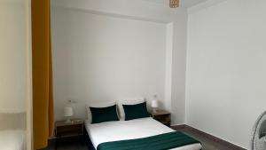Postel nebo postele na pokoji v ubytování KARAZ Homestay Grand appartement avec rooftop