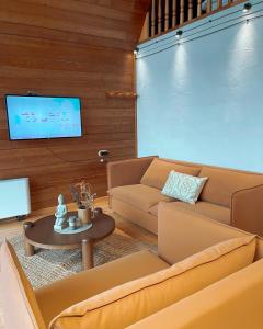 un soggiorno con divano e grande schermo di Hover Boutique Hotel a Dilijan