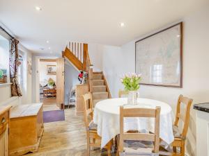 una sala da pranzo con tavolo e sedie di Garden Cottage a Tetford