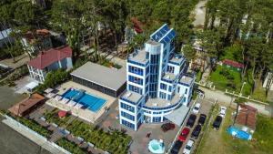 Bazén v ubytování Hotel OLIMP SHEKVETILI nebo v jeho okolí