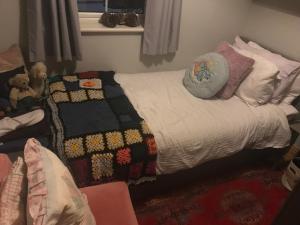 科克Riverside in Coppervalley Vue的一张床上的被子