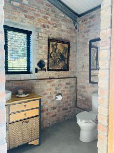 格拉鲍Apple Cottage的砖墙浴室设有卫生间和水槽 更多37张照片