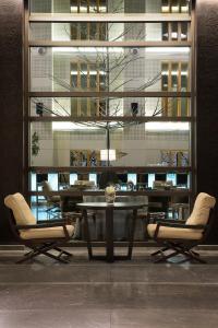 uma sala de jantar com mesa e cadeiras e um edifício em Esperos Palace Luxury & Spa Hotel em Kastoria