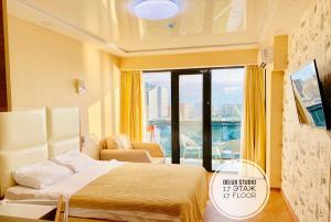 Postel nebo postele na pokoji v ubytování Sea view apartments Orbi Beach Tower красивые виды с балконов
