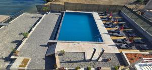 Draufsicht auf einen Swimmingpool mit Liegestühlen in der Unterkunft Donaris in Eşelniţa
