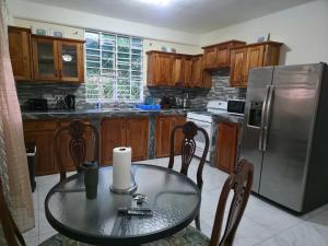 Kuchyň nebo kuchyňský kout v ubytování Island Gemz Apartment
