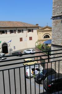 balkon z samochodami zaparkowanymi na parkingu w obiekcie Nel cuore del centro storico in piazzetta w AC w mieście Perugia