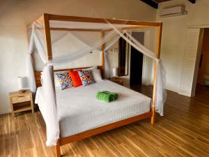 Кровать или кровати в номере Marigot Palms Luxury Caribbean Apartment Suites