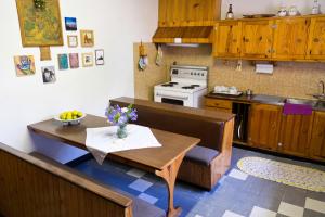 una cocina con mesa y una cocina con estufa en Luisa's Place, en Pretoria