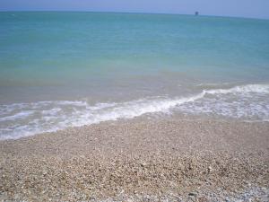 a sandy beach with the ocean in the background at monolocale maddalena in Porto SantʼElpidio