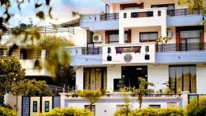 a building with balconies on the side of it at KURJA by Modern Haven in Jāmb