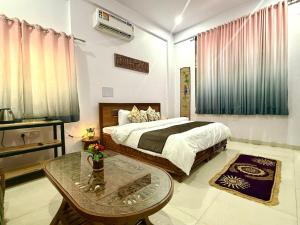 a bedroom with a bed and a table in it at KURJA by Modern Haven in Jāmb