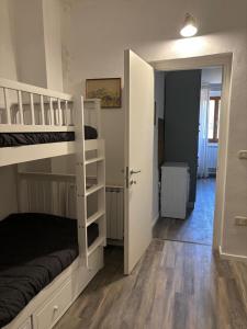 una camera con 2 letti a castello e un corridoio di Tourist location La Fontanella a Urbania