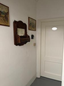 una stanza con una porta e uno specchio sul muro di Tourist location La Fontanella a Urbania