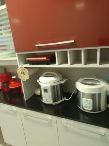 eine Küchenarbeitsplatte mit zwei Töpfen und Pfannen darauf in der Unterkunft Portinari 2 in Rio das Ostras + 11 Fotos