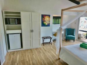 Кровать или кровати в номере Marigot Palms Luxury Caribbean Apartment Suites