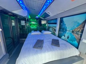Postel nebo postele na pokoji v ubytování Nuit en BUS insolite pour une escapade romantique ou familiale