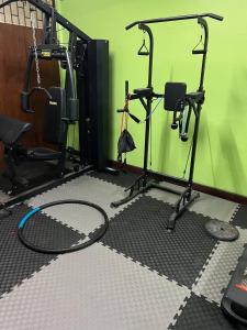 una palestra con una racchetta da tennis sul pavimento di W District hostel a Bangkok