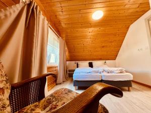 Postel nebo postele na pokoji v ubytování Biale Domki Paula Rewal - Domki z klimatyzacja, w obiekcie Jacuzzi i darmowe Wifi!