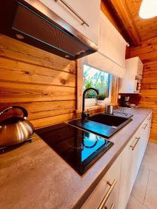Kuchyň nebo kuchyňský kout v ubytování Biale Domki Paula Rewal - Domki z klimatyzacja, w obiekcie Jacuzzi i darmowe Wifi!