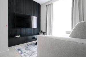 Μια τηλεόραση ή/και κέντρο ψυχαγωγίας στο Hidden Luxury NEW Azulis Tigellio Suite#3 in the Old Town