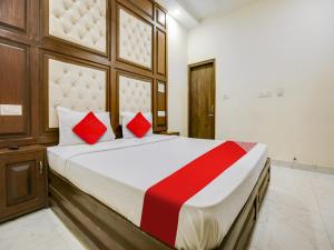 Ένα ή περισσότερα κρεβάτια σε δωμάτιο στο Hotel O Raj Residency Mohali Phase 2
