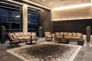 Ein Sitzbereich in der Unterkunft Esperos Palace Luxury & Spa Hotel
