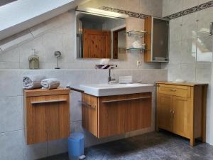 une salle de bain avec un lavabo et un miroir dans l'établissement Ferienwohnung Am Sommerdeich, à Sankt Peter-Ording 19 autres photos