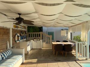 Χώρος καθιστικού στο PAVI APARTMENTS Luxury apartment with a private pool