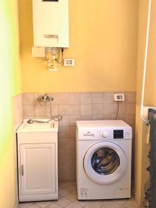 a washer and dryer in a small bathroom at Casa di Stefy in Quartu SantʼElena