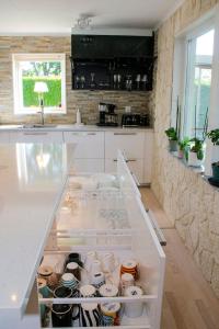 Η κουζίνα ή μικρή κουζίνα στο Cozy villa with hot tub, free parking