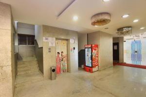バンガロールにあるHotel Amshi Internationalの建物内のコカコーラの自動販売機があるロビー