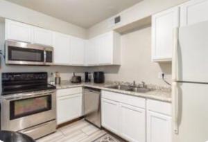 Kuchyň nebo kuchyňský kout v ubytování 2bd 1bth place in Arlington Centrally located in DFW and conveniently located near Cowboy's Stadium