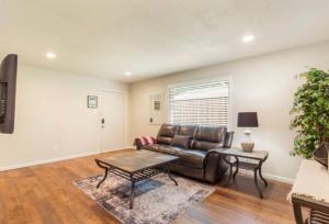 Posezení v ubytování 2bd 1bth place in Arlington Centrally located in DFW and conveniently located near Cowboy's Stadium