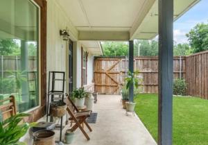 Zahrada ubytování 2bd 1bth place in Arlington Centrally located in DFW and conveniently located near Cowboy's Stadium