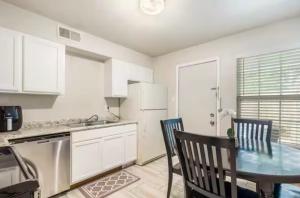 Kuchyň nebo kuchyňský kout v ubytování 2bd 1bth place in Arlington Centrally located in DFW and conveniently located near Cowboy's Stadium