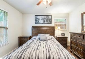 Postel nebo postele na pokoji v ubytování 2bd 1bth place in Arlington Centrally located in DFW and conveniently located near Cowboy's Stadium