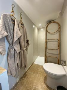 ル・ボーセにあるCabanon Tihou bain nordique privatif petit déjeuner gourmand piscineのバスルーム(トイレ、タオル掛け付) +40枚の写真