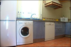 Il comprend une cuisine équipée d'un lave-linge et d'un évier. dans l'établissement Chalet Pinar de Roche 118, à Conil de la Frontera