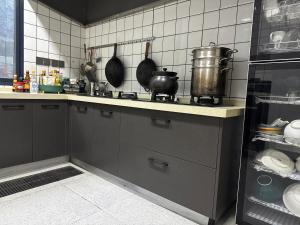 张家界张家界天门山国家森林公园民宿丨天门山索道店丨提供张家界西站免费接站的厨房配有带锅碗瓢盆的炉灶