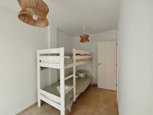 a room with a bunk bed and a ceiling at Apartamento Portonovo-Baltar in Portonovo